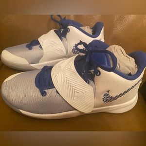 NWT in box - Boys Nike Kyrie Flytrap III White/Varsity Royal Size 5Y EUR 37.5
